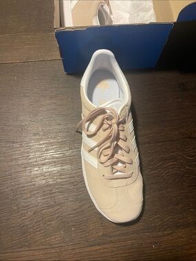 NWT Adidas Gazelle Neutral Beige Lace-Up Women's Sneaker - Size 7